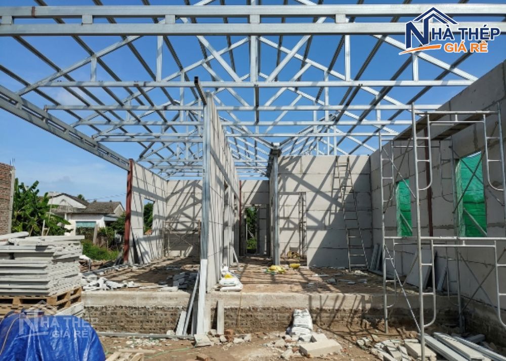 Báo giá thi công nhà khung thép dân dụng cấp 4 mới nhất