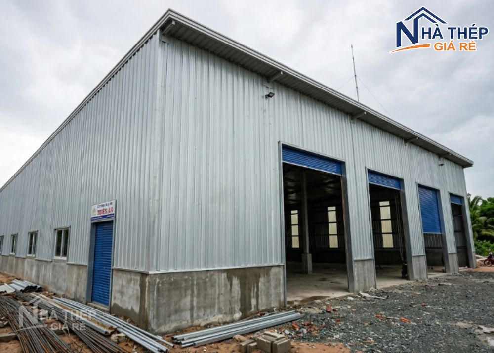 So sánh nhà kho thép tiền chế và kho container: Giải pháp nào tối ưu?