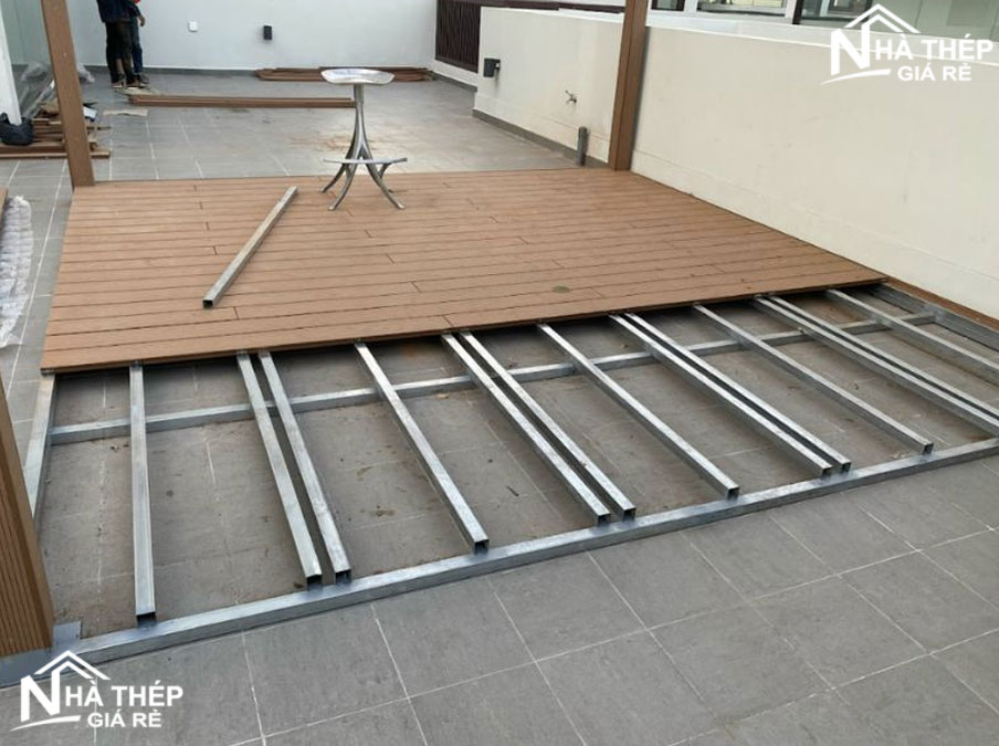 Sàn thép hệ gỗ tập trung cho các công trình mang tính thẩm mỹ cao. Thường áp dụng trong nhà ở, homestay, quán cafe, nhà hàng,...