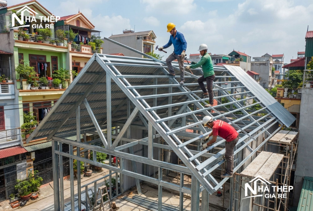 hơn 90% các trường hợp thấm dột trên mái nhà khung thép xuất phát từ lỗi thi công hoặc lắp đặt